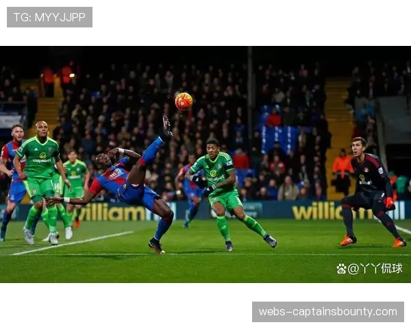 特写：水晶宫19岁小将完成英超首秀，赛后与家人相拥落泪。